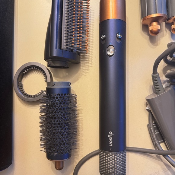 Dyson Air Wrap - Picture 3 of 5